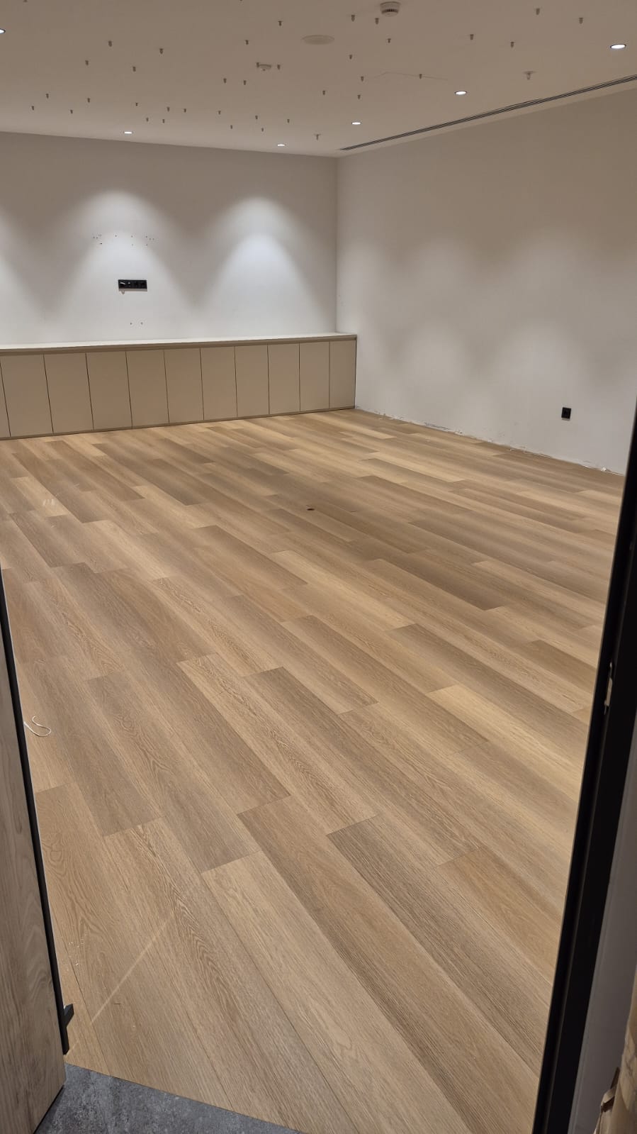 Kurumsal iç mekanda ahşap dokulu LVT vinil plank zemin uygulaması
